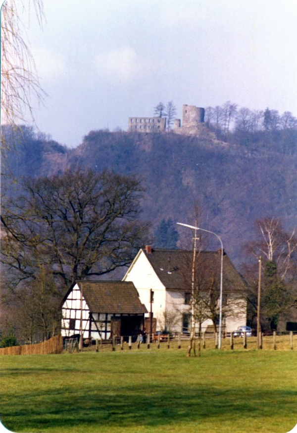 Burg Windeck Straße 31 mit Burgruine um 1975