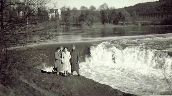 Oben im Hof blühte die uralte Linde