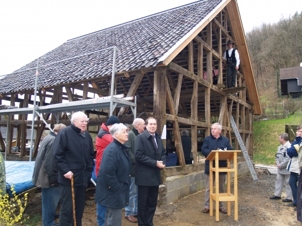 In 200 Tagewerken errichteten Zimmerer Nico Dedenbach, Restaurator Willi Kleinbongard sowie zahlreiche Hilfskräfte die Scheune „Gutmühle“