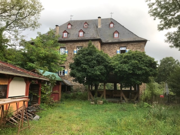 Die Burg Mauel von der Ostseite