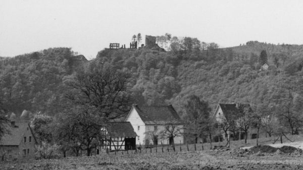 Burg Windeck Straße 31 mit Schlossruine um 1960