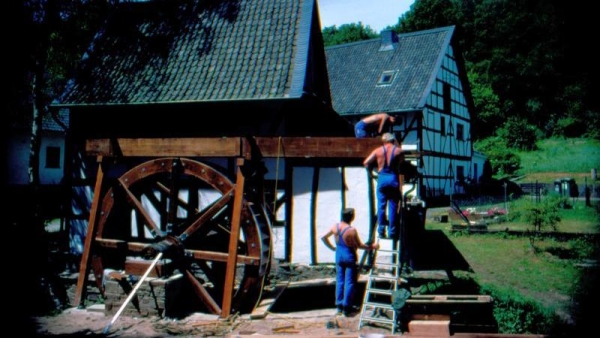 Bilder vom Bau des Mühlrades in Altwindeck