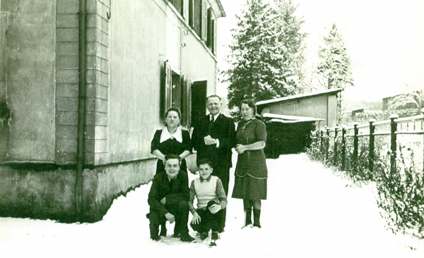 Fam. Röhrig (Karl Heinz vorne links) vor dem Elternhaus Schönecker Weg  