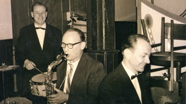 Der Mann mit der Nadel und dem Saxophon